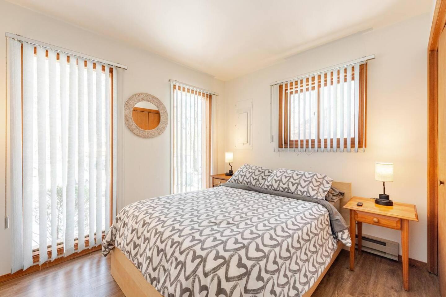 Cozy At Poconos With Hot Tub And Fire Pit Holiday home East Stroudsburg