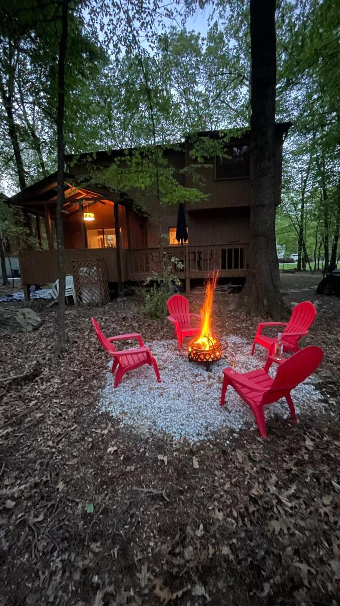 Cozy At Poconos With Hot Tub And Fire Pit Holiday home East Stroudsburg