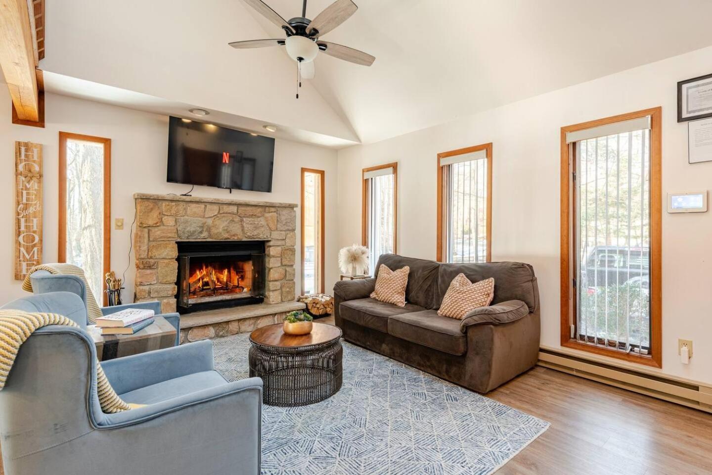Holiday home Cozy At Poconos With Hot Tub And Fire Pit *