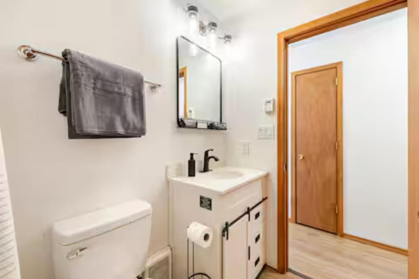 Cozy At Poconos With Hot Tub And Fire Pit Holiday home East Stroudsburg